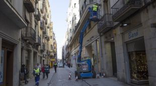 Operaris municipals instal·lant llums LED al carrer nou de Girona (arxiu)