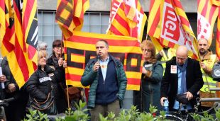 La concentració, amb el secretari general de CCOO, Bartomeu Compte, amb el micròfon a la mà