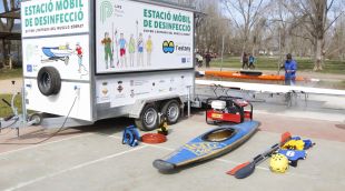 Un tècnic fent la desinfecció d'un bot des de la nova estació que s'ha instal·lat al Club Natació Banyoles