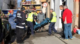 La funerària enduent-se el cos de la víctima de l'incendi de Santa Coloma de Farners