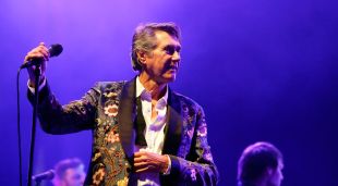 L'artista Bryan Ferry actuant a Glastonbury el 2014