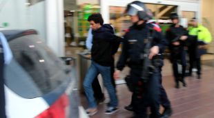 Els Mossos d'Esquadra enduent-se el jove detingut