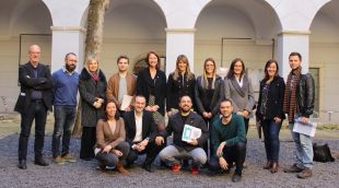 Els membres de la Xarxa Gironina per la Reforma Horària amb l'alcaldessa