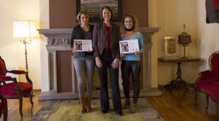 La guanyadora del primer premi, Mònica Nierga i l'alcaldessa amb la germana de Raquel Hernández