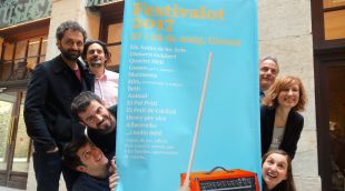 Els integrants d'Els Amics de les Arts, amb la directora del Festivalot i els representants de l'Ajuntament i la Diputació