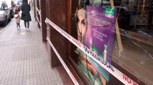 L'aparador de la farmàcia Nieto de Salt, destrossat per la tapa d'embornal