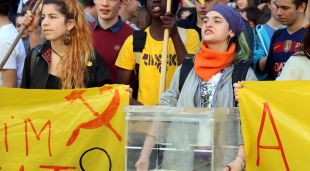 Els estudiants porten una urna per reclamar que es faci el referèndum