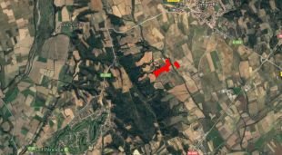 En vermell, la zona projetada on aniria el futur càmping