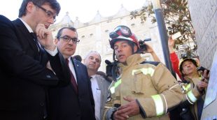 Un bomber de Figueres mostrant a Puigdemotn les mancances del seu Parc