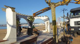 Operaris municipals retirant el canó per a ser restaurat