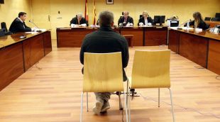 D'esquenes, l'acusat d'intentar violar la seva parella i amenaçar-la amb un ganivet