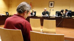 D'esquenes, l'acusat d'abusar sexualment de la seva neboda néta d'11 anys