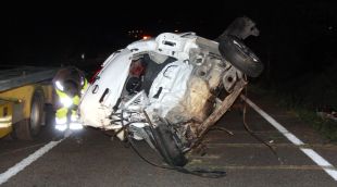 Un operari assegurant el vehicle accidentat abans de carregar-lo a la grua