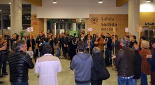 Els manifestants a dins de l'estació, aquest vespre
