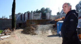 El cuiner, Ferran Adrià, a peu de l'obra que s'està fent a la cala Montjoi de Roses