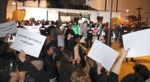 En primer terme els manifestants de PxC i al fons els de l'Espai Antiracista