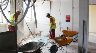 Dos operaris treballant en les obres d'ampliació d'urgències del Trueta