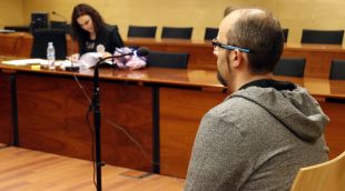 L'acusat, assegut a la banqueta de la Secció Quarta de l'Audiència de Girona