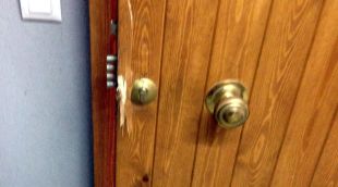 La porta d'un dels pisos que ha estat forçada