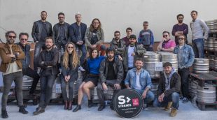 La foto de família que els artistes participants