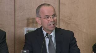 Günter Lubitz durant una roda de premsa