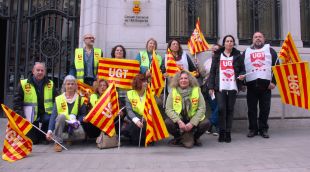 Treballadores de l'empresa d'ajuda domiciliària i representants sindicals d'UGT durant la protesta