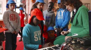 Laia Torrents, membre de CaboSanRoque, acompanyada d'alumnes en el taller 'El run dels exploradors'