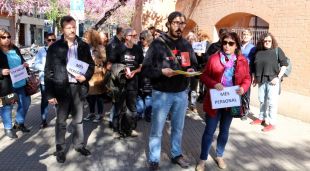 Els funcionaris reclamant més personal amb el portaveu Rafael Muñoz al mig llegint el manifest