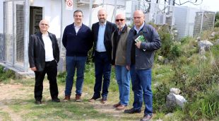 Saül Gordillo, acompanyat de l'alcalde de Torroella Josep Maria Rufí, avui davant l'antena