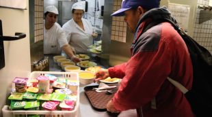 Un dels usuaris de La Sopa agafa el seu sopar,