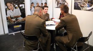 Militars amb uniforme a l'estand de l'exèrcit, aquest matí