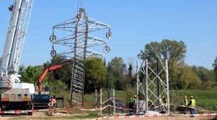 Operaris d'Endesa aixecant un dels suports de la nova línia de 110 kV entre Juià i Bellcaire