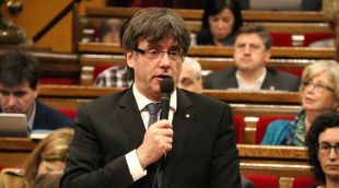 El president de la Generalitat, Carles Puigdemont, durant el ple d'avui