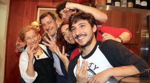 Josep Roca acompanyat de la seva mare i altres membres de la seva família, aquest migdia