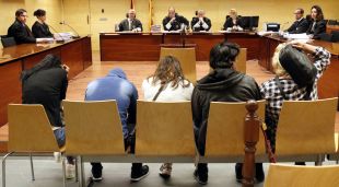 Els acusats, d'esquena, aquest matí durant el judici