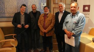 Els quatre alcaldes de la Garrotxa que participen en la prova pilot i el representant del SIGMA
