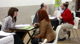 Diverses empreses participants a la jornada de formació i ocupació de Castelló d'Empúries realitzant entrevistes