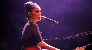 Julieta Venegas durant la seva actuació a l'Auditori de Girona