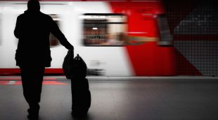 Un viatger esperant el seu tren