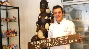 Lluís Riera de Cacau Pastisseria d'Olot al costat de la mona que ha dissenyat