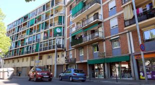 La petita es va precipitar des del balcó