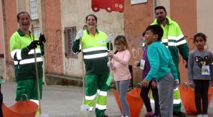 Membres de la brigada del barri amb els nens del taller de bones pràctiques durant una jornada (arxiu)