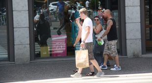 Turistes passejant per Girona (arxiu)