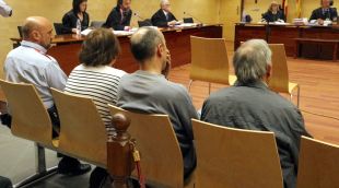 D'esquenes, la parella acusada d'intentar assassinar un familiar d'una ganivetada a Amer