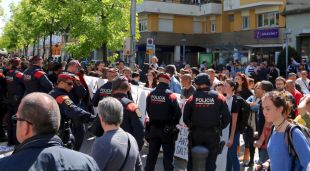 El cordó policial davant la parada de PxC