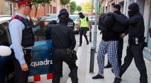 Els Mossos d'Esquadra amb el detingut al número 84 del carrer Dolors Almeda de Cornellà de Llobregat