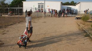 Un nen de l'escola de Vall-llobrega (arxiu)