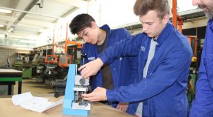 Alumnes de l'institut La Garrotxa d'Olot amb el prototip de premsa per fer ceràmica