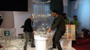 Preparació del sorteig amb l'arribada dels bombos