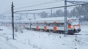 El tren completament aturat degut a la nevada